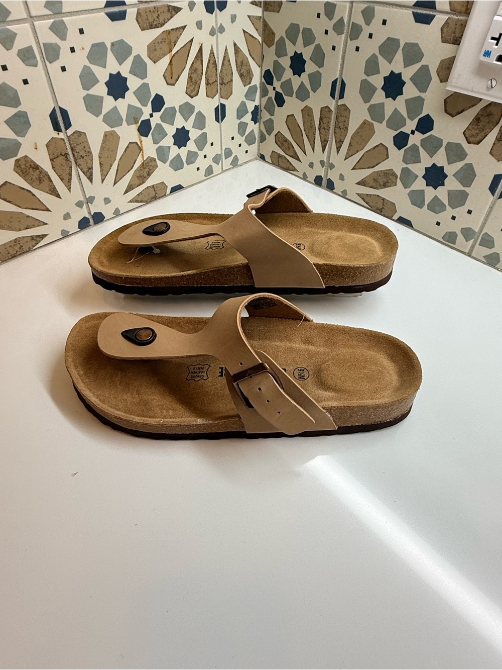 🏷️SALE ☀️ CUSHIONAIRE “Leah” Cork Footbed Thong Sandals • Women’s Size 8